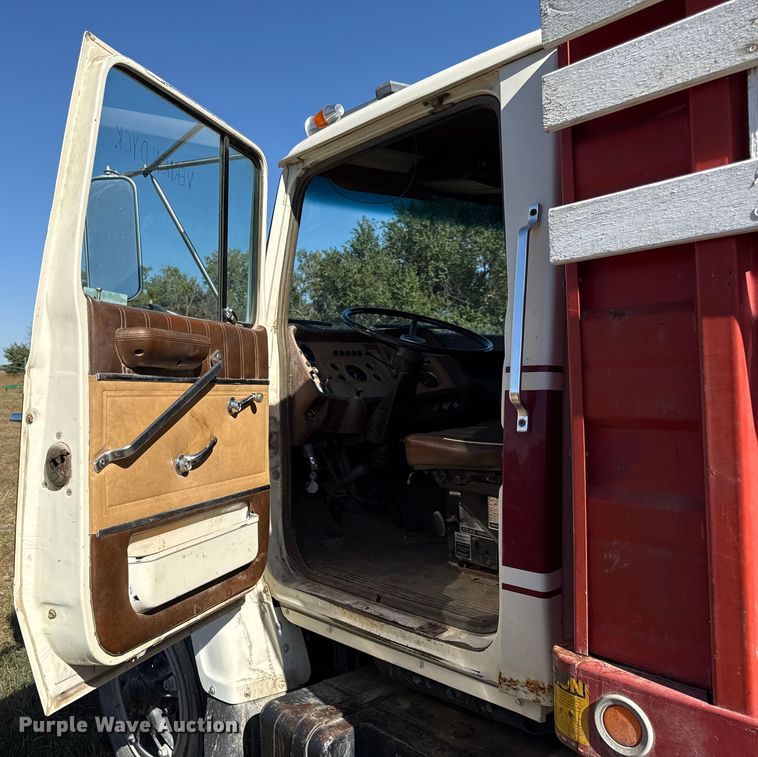 image for item DY8332 1982 Ford F7000 grain truck