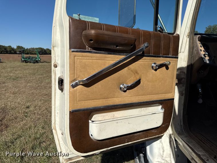 image for item DY8332 1982 Ford F7000 grain truck