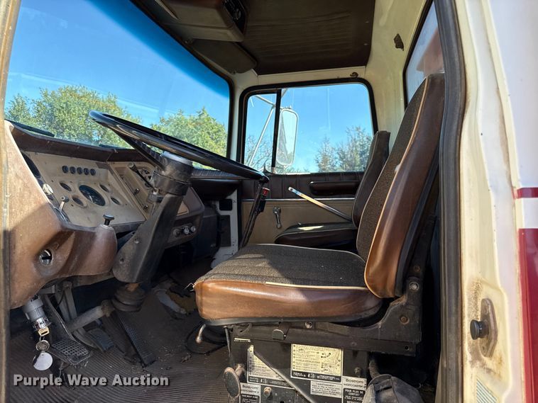 image for item DY8332 1982 Ford F7000 grain truck