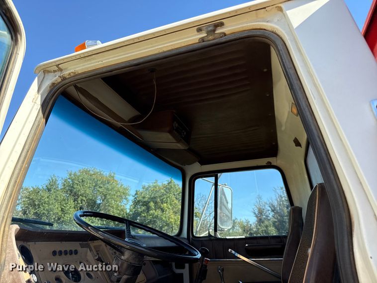 image for item DY8332 1982 Ford F7000 grain truck
