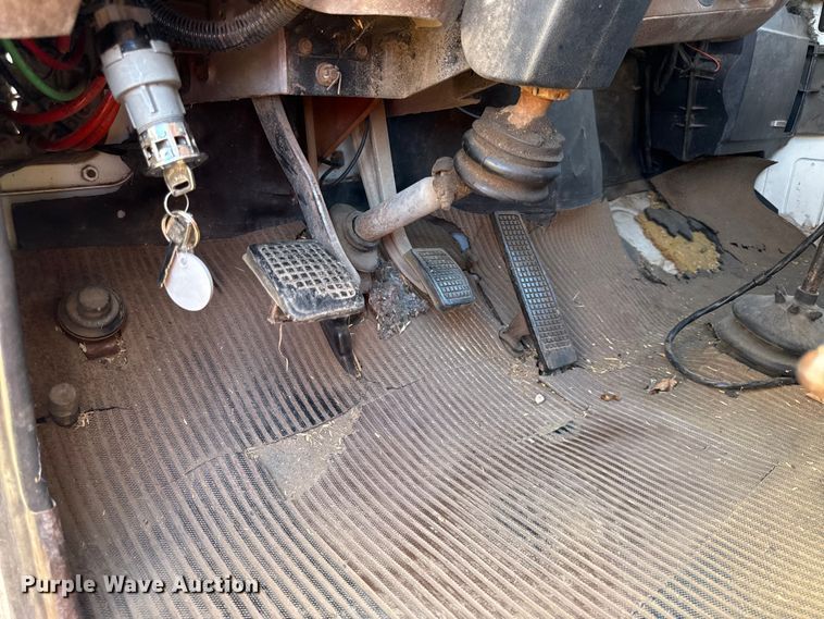 image for item DY8332 1982 Ford F7000 grain truck