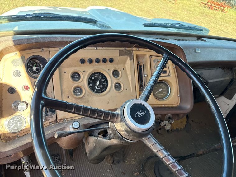 image for item DY8332 1982 Ford F7000 grain truck