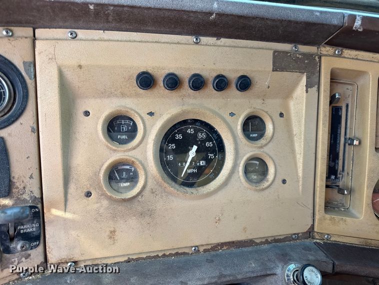 image for item DY8332 1982 Ford F7000 grain truck