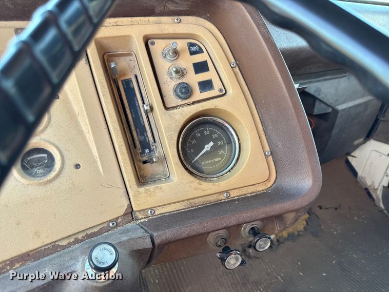 image for item DY8332 1982 Ford F7000 grain truck