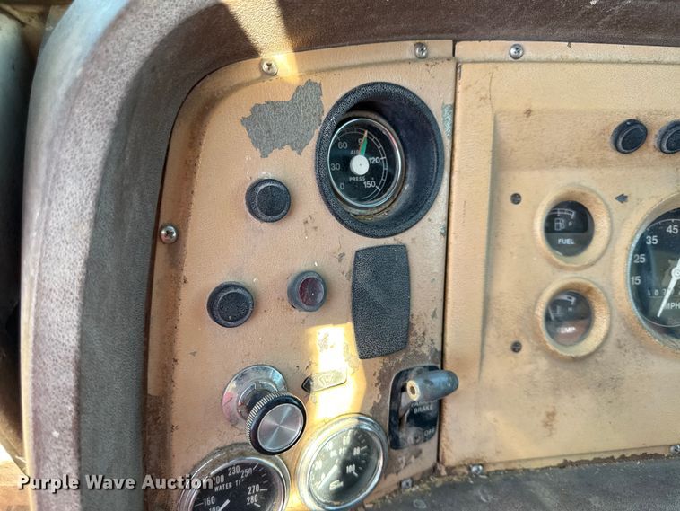 image for item DY8332 1982 Ford F7000 grain truck