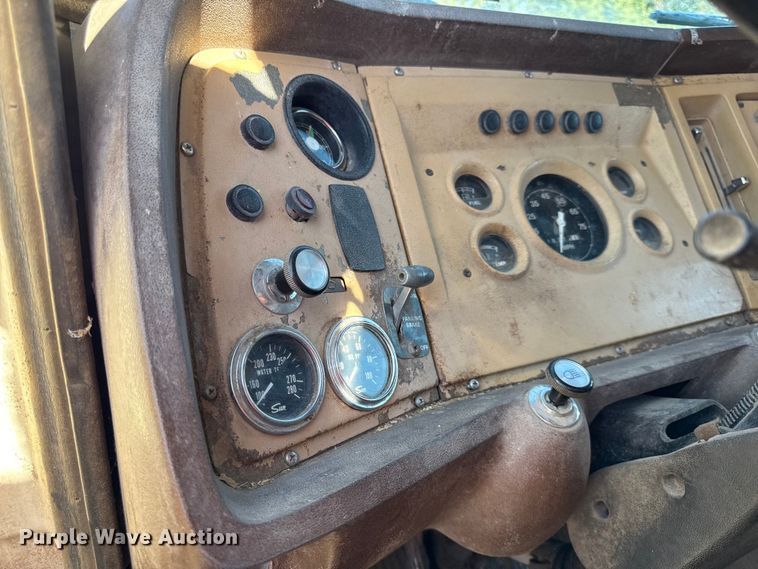 image for item DY8332 1982 Ford F7000 grain truck