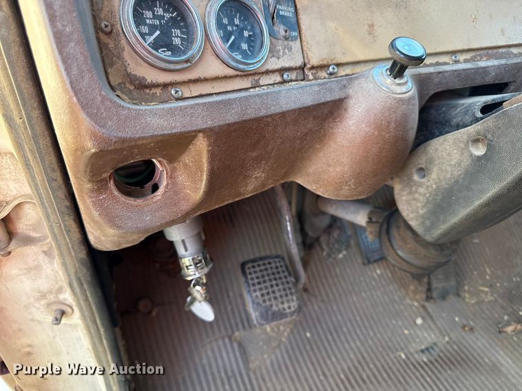 image for item DY8332 1982 Ford F7000 grain truck