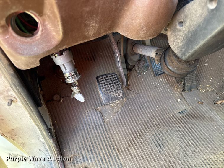 image for item DY8332 1982 Ford F7000 grain truck