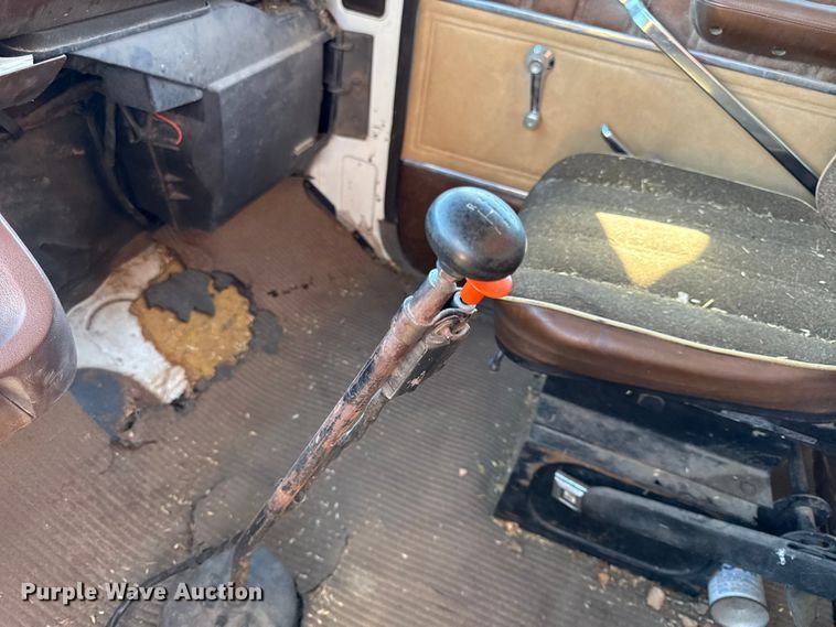 image for item DY8332 1982 Ford F7000 grain truck