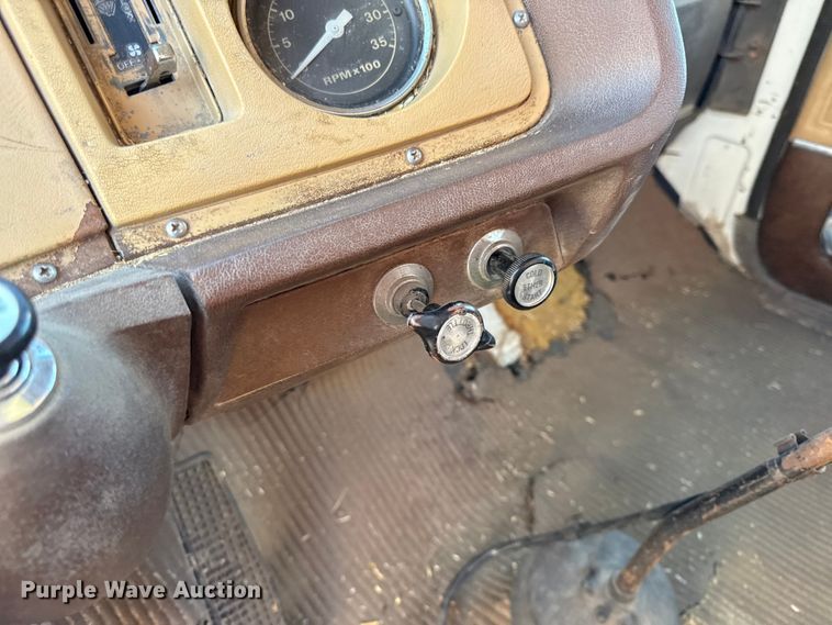 image for item DY8332 1982 Ford F7000 grain truck