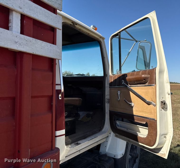 image for item DY8332 1982 Ford F7000 grain truck