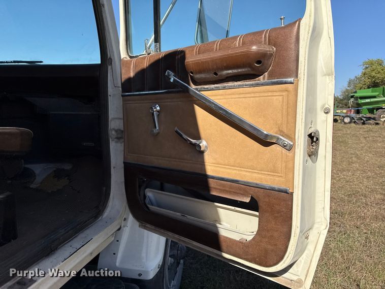 image for item DY8332 1982 Ford F7000 grain truck