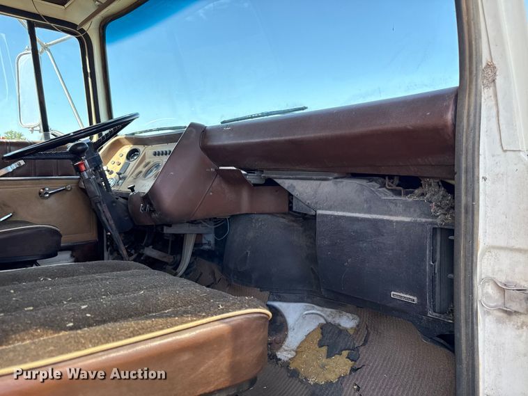 image for item DY8332 1982 Ford F7000 grain truck