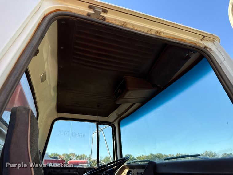 image for item DY8332 1982 Ford F7000 grain truck
