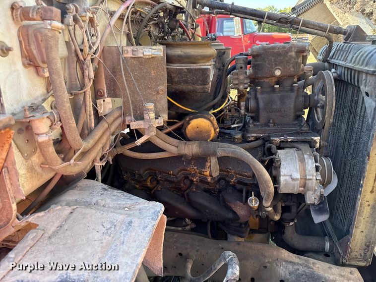 image for item DY8332 1982 Ford F7000 grain truck