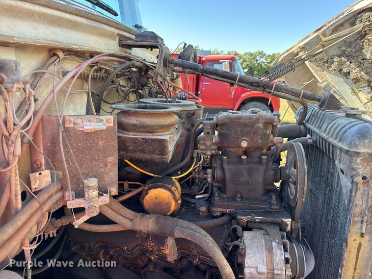 image for item DY8332 1982 Ford F7000 grain truck