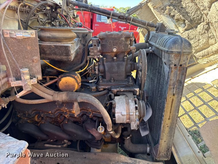 image for item DY8332 1982 Ford F7000 grain truck