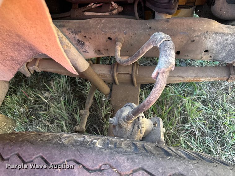 image for item DY8332 1982 Ford F7000 grain truck