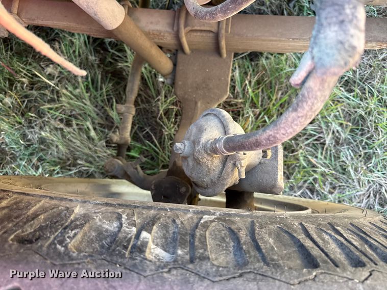 image for item DY8332 1982 Ford F7000 grain truck