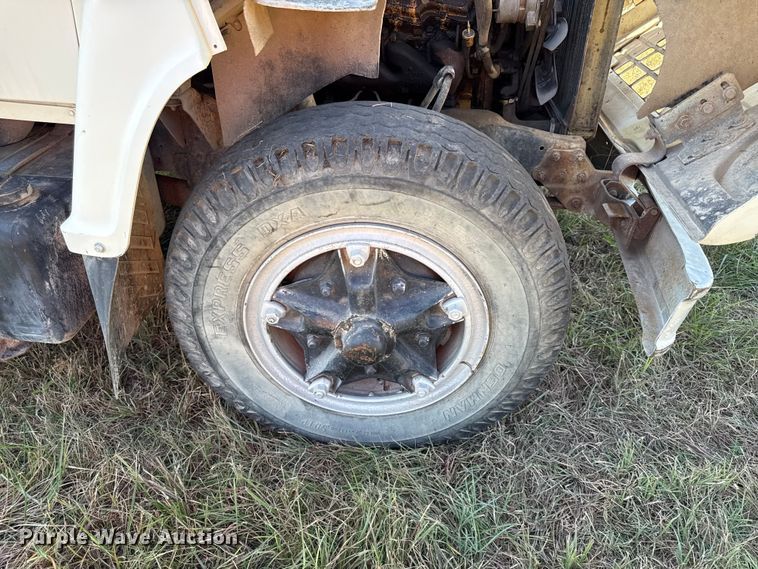 image for item DY8332 1982 Ford F7000 grain truck