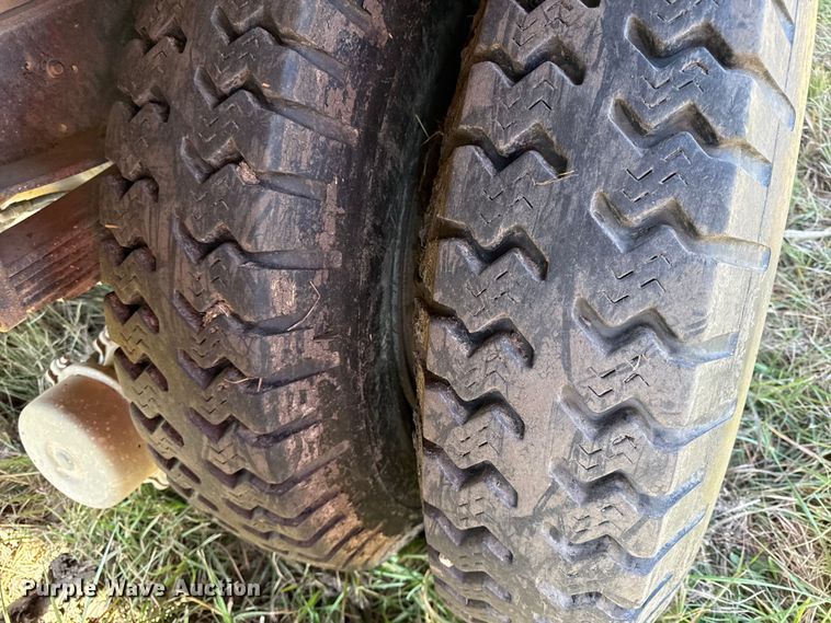 image for item DY8332 1982 Ford F7000 grain truck