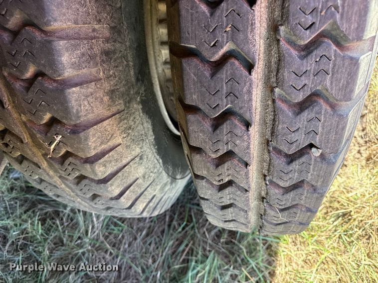 image for item DY8332 1982 Ford F7000 grain truck