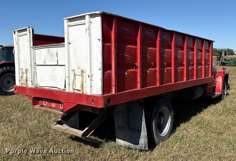 image for item DY8333 1966 International 1600 grain truck