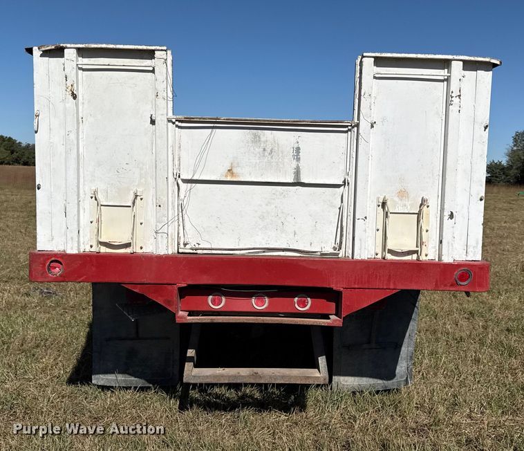 image for item DY8333 1966 International 1600 grain truck