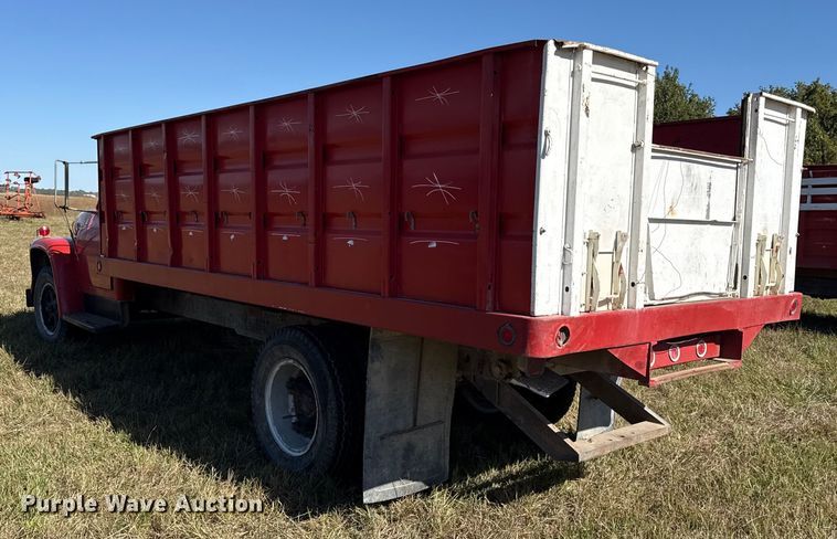 image for item DY8333 1966 International 1600 grain truck