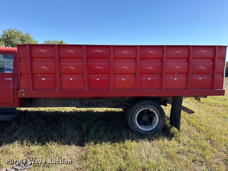 image for item DY8333 1966 International 1600 grain truck