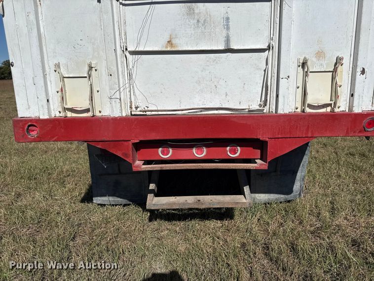 image for item DY8333 1966 International 1600 grain truck