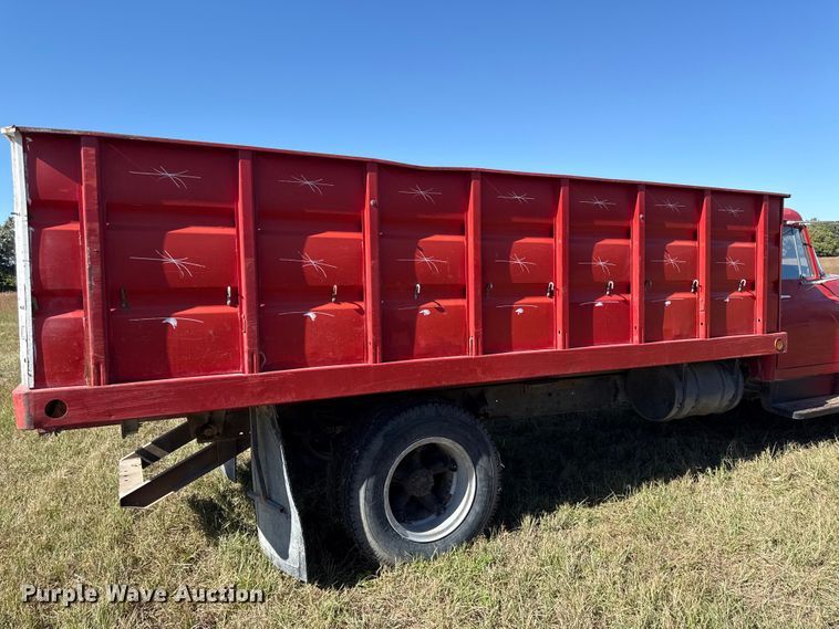 image for item DY8333 1966 International 1600 grain truck