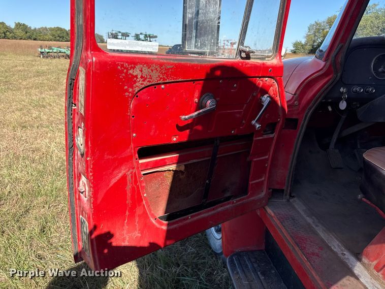 image for item DY8333 1966 International 1600 grain truck