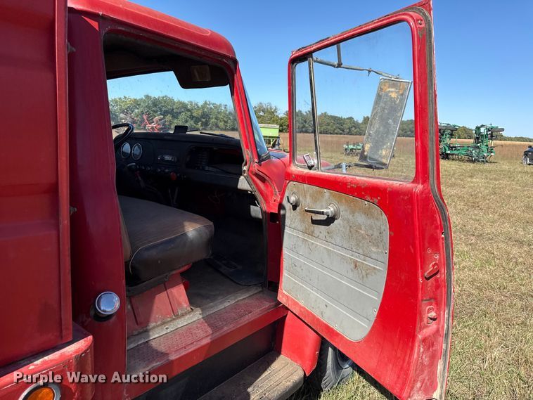 image for item DY8333 1966 International 1600 grain truck