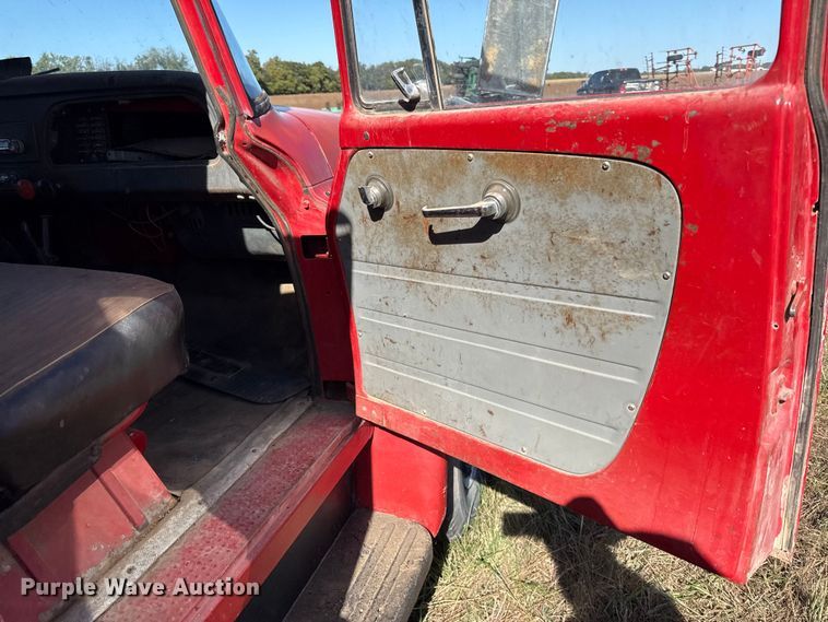 image for item DY8333 1966 International 1600 grain truck