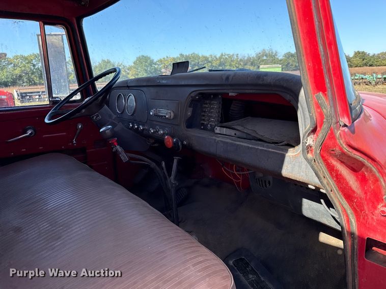 image for item DY8333 1966 International 1600 grain truck