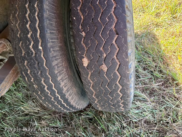 image for item DY8333 1966 International 1600 grain truck