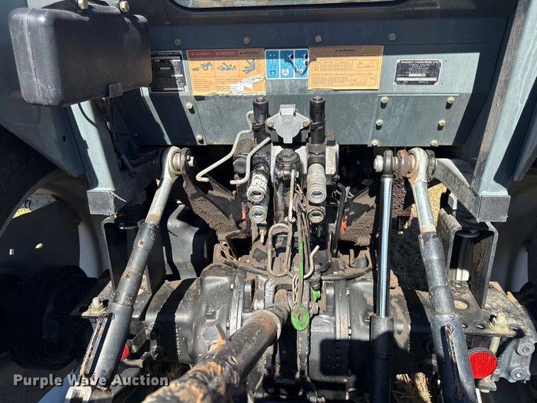 image for item DY8334 1997 Massey Ferguson 4263 tractor