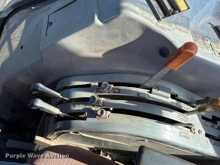 image for item DY8334 1997 Massey Ferguson 4263 tractor