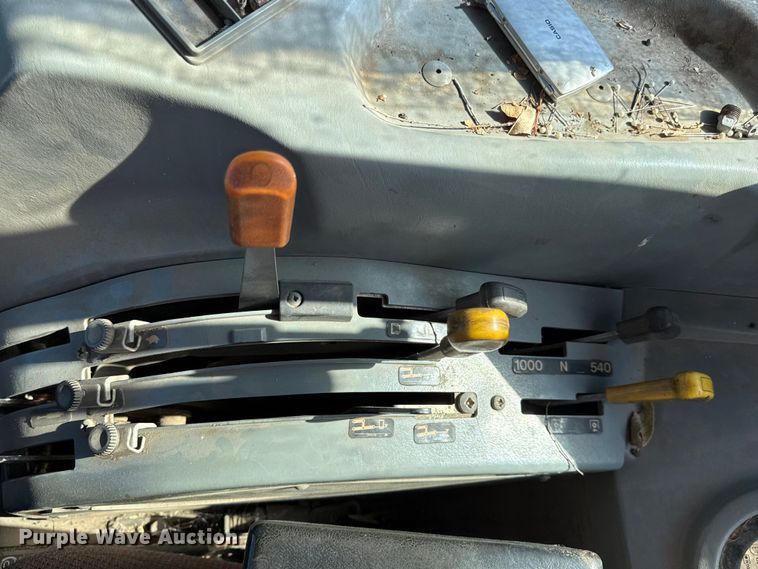 image for item DY8334 1997 Massey Ferguson 4263 tractor