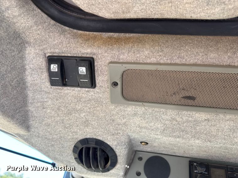 image for item DY8334 1997 Massey Ferguson 4263 tractor