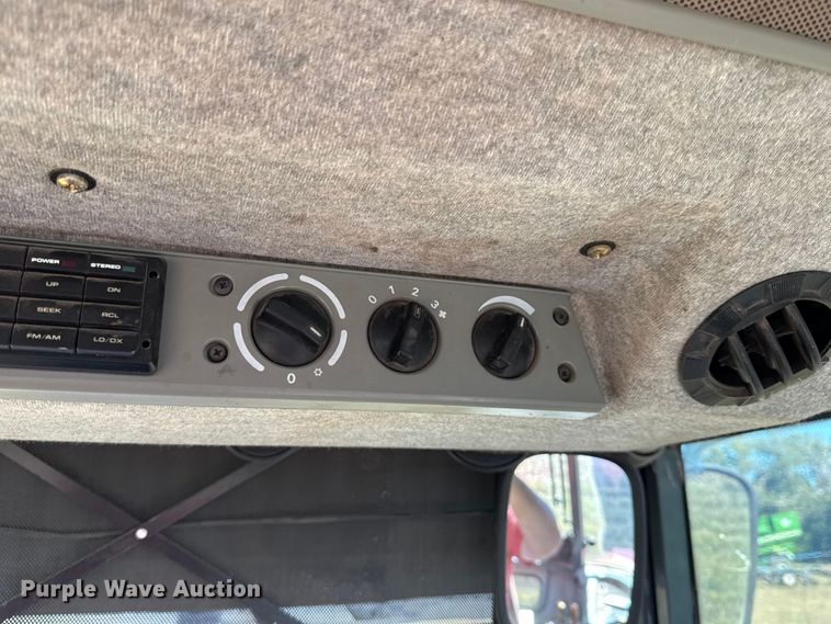 image for item DY8334 1997 Massey Ferguson 4263 tractor