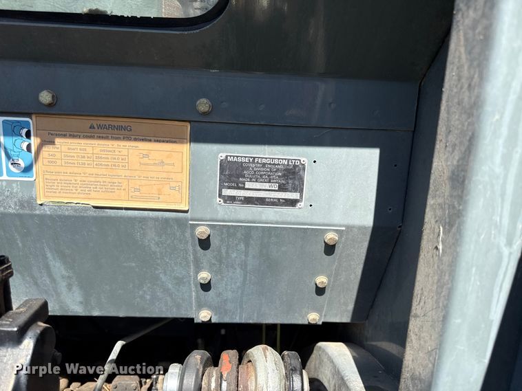 image for item DY8334 1997 Massey Ferguson 4263 tractor