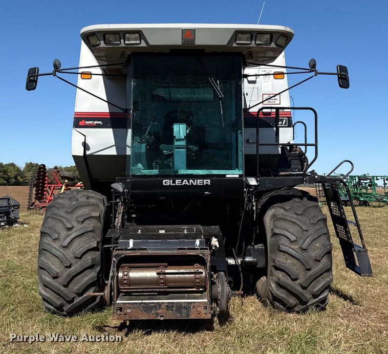 image for item DY8335 1999 Gleaner R62 combine