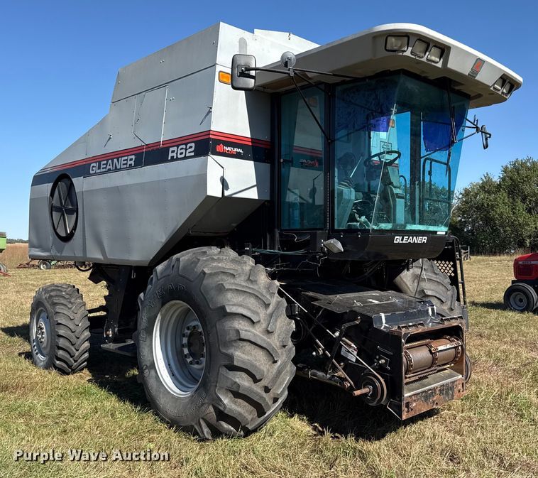 image for item DY8335 1999 Gleaner R62 combine