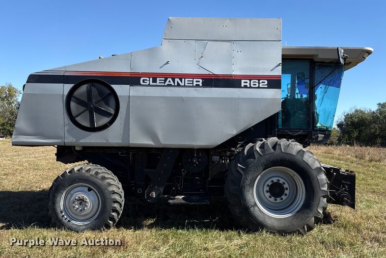 image for item DY8335 1999 Gleaner R62 combine