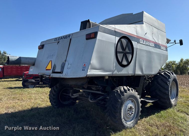image for item DY8335 1999 Gleaner R62 combine