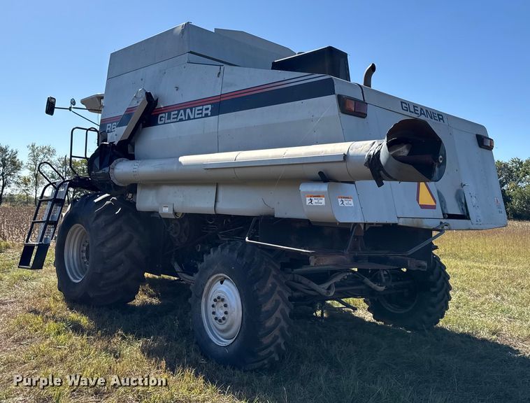 image for item DY8335 1999 Gleaner R62 combine