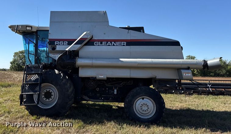 image for item DY8335 1999 Gleaner R62 combine