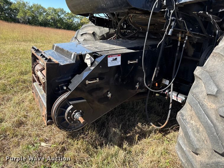image for item DY8335 1999 Gleaner R62 combine